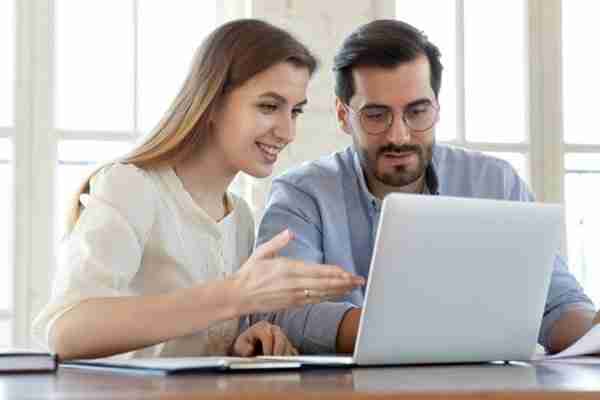 certified-business-coaching-programs-two-people-at-laptop